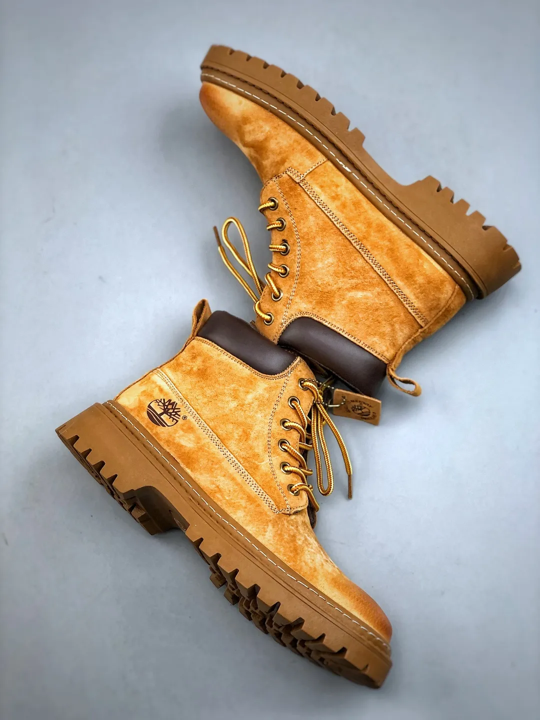 Local self-pickup💰560 Support store release New arrivals🚀Timberland Timberland outdoor mid-top casual rhubarb boots series Guangdong factory quality Original box original packaging The fabric is made of Italian 🇮🇹 top-grade frosted fine-grained cowhide with anti-odor and anti-corrosion genuine leather latex insoles to give you a perfect wearing experience High-quality and durable, a must-have for sportsmen Specially designed to treat those who are not handsome High-quality feet feel first-class Size: 38-44 (leather shoe size)